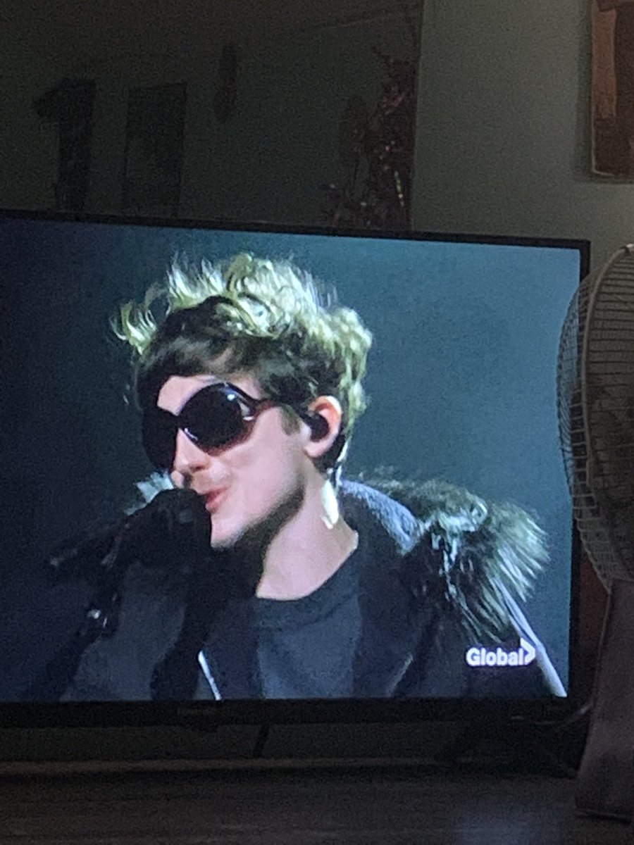 urheavenforever's tweet photo. can’t believe i’m living in a universe where timothee chalamet is looking like noel gallagher covering bob dylan as the snl musical guest https://t.co/nbldEkCXFy