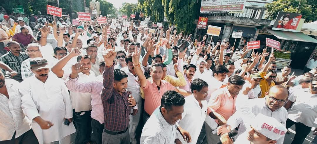 chandrahasrjp's tweet photo. #UPS को कम शब्दों में समझें
एक बकवास पेंशन स्कीम #NPS के विकल्प के रूप में दूसरी महाबकवास पेंशन स्कीम #UPS को लाया गया है ताकि कर्मचारियों को पहले वाली बकवास पेंशन स्कीम #NPS ही ठीक लगने लगे।
#NPS_Go_Back
#नहीं_चाहिए_यूपीएस
#Only_OPS https://t.co/VTLwoJx9jG