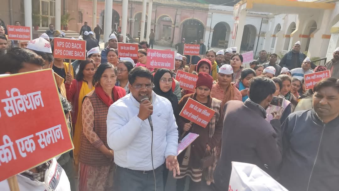 chandrahasrjp's tweet photo. #UPS को कम शब्दों में समझें
एक बकवास पेंशन स्कीम #NPS के विकल्प के रूप में दूसरी महाबकवास पेंशन स्कीम #UPS को लाया गया है ताकि कर्मचारियों को पहले वाली बकवास पेंशन स्कीम #NPS ही ठीक लगने लगे।
#NPS_Go_Back
#नहीं_चाहिए_यूपीएस
#Only_OPS https://t.co/VTLwoJx9jG
