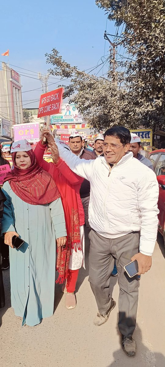 chandrahasrjp's tweet photo. #UPS को कम शब्दों में समझें
एक बकवास पेंशन स्कीम #NPS के विकल्प के रूप में दूसरी महाबकवास पेंशन स्कीम #UPS को लाया गया है ताकि कर्मचारियों को पहले वाली बकवास पेंशन स्कीम #NPS ही ठीक लगने लगे।
#NPS_Go_Back
#नहीं_चाहिए_यूपीएस
#Only_OPS https://t.co/VTLwoJx9jG