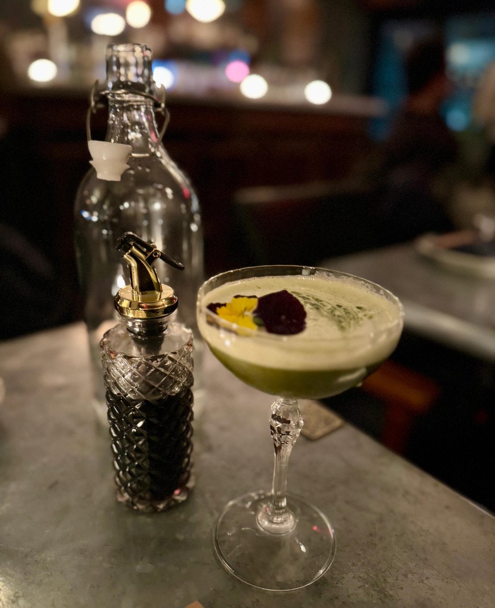 It’s like a tavern straight out of a story, with a great atmosphere. A cozy little bar with delicious drinks.