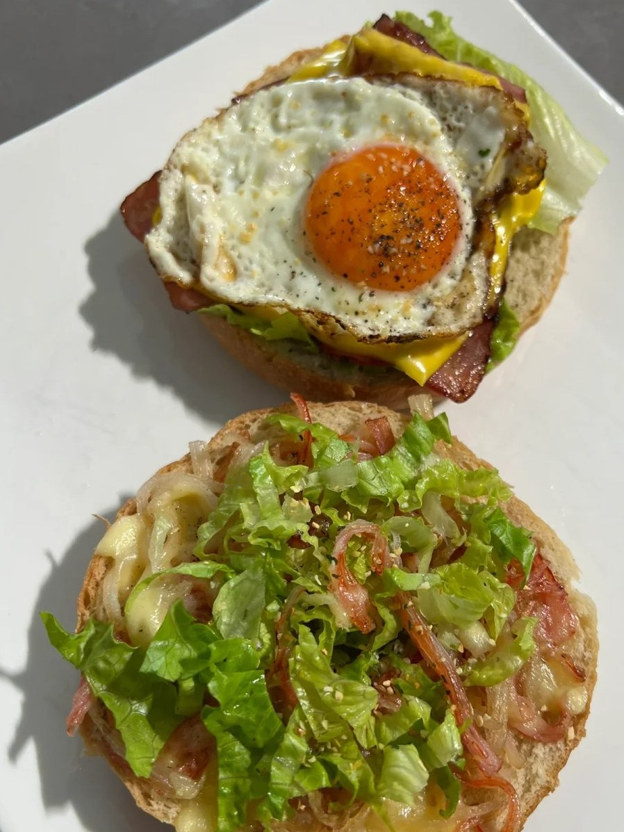 On a sunny morning, let's have a hearty breakfast burger! Fried eggs, fresh lettuce, crispy bacon, and melted cheese are irresistible and make me energetic to start a new day!✨