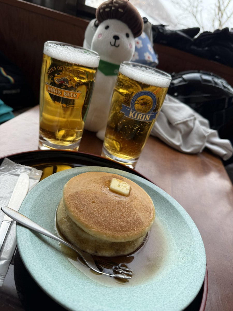 コブ練頑張ってたら膝が笑いだしたので本日は終了。飲んだら滑りませんの🍻

志賀高原ジャイアントのベルグでお疲れ様ー