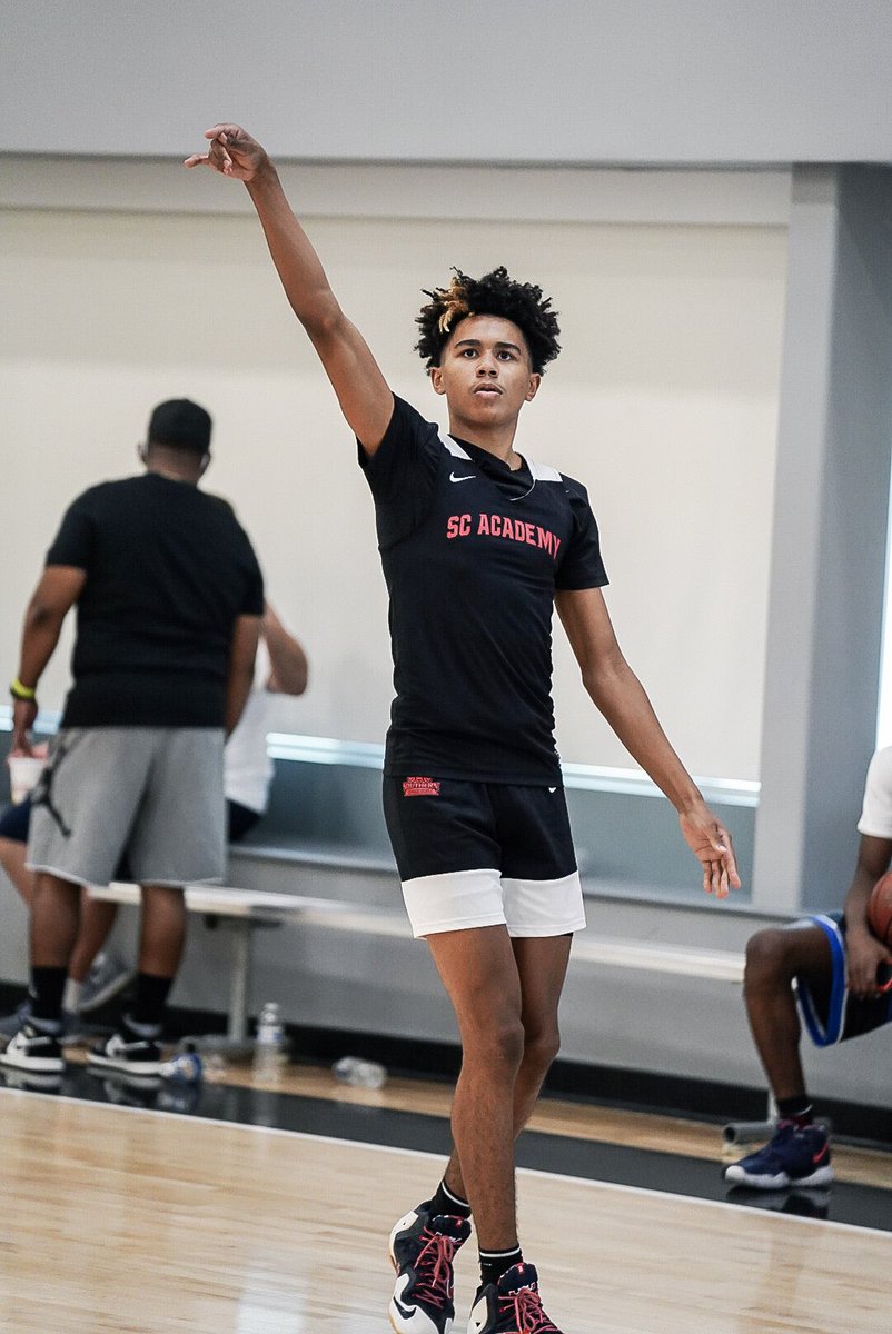 JuliusVElite0's tweet photo. One of the originals! True example of a kid that came to our spot & took full advantage of our development & exposure. Platform is undefeated. I remember recruiting him like it was yesterday. Owe this family a lot for trusting me! The rest was history. @OziyahSellers @SocalAcad https://t.co/ZXZOUkpJeQ