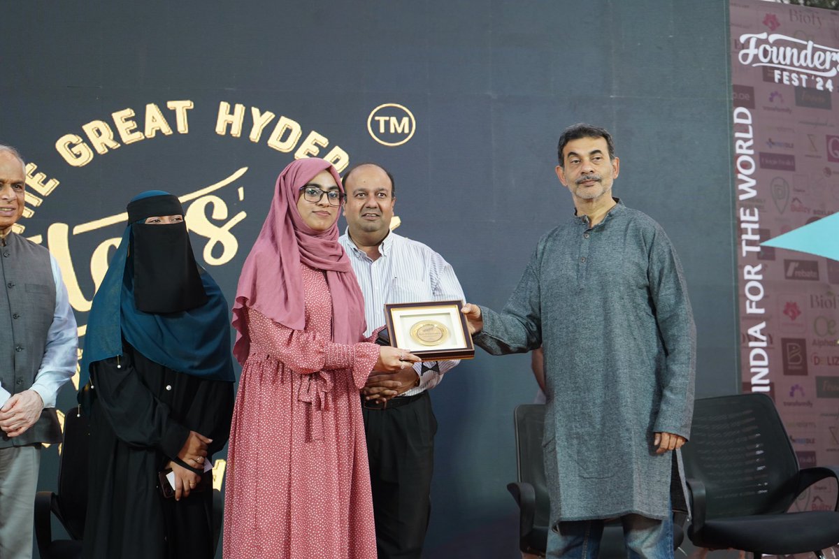 _foundersfest's tweet image. Code For India gets home Best AI Innovation (M) at Foundersโ Fest๐๐ฅ
Cheers @codeforindia_ for creating impact with tech! ๐๐ฎ๐ณ
#FlywithEVP #FoundersFest #CodeForIndia