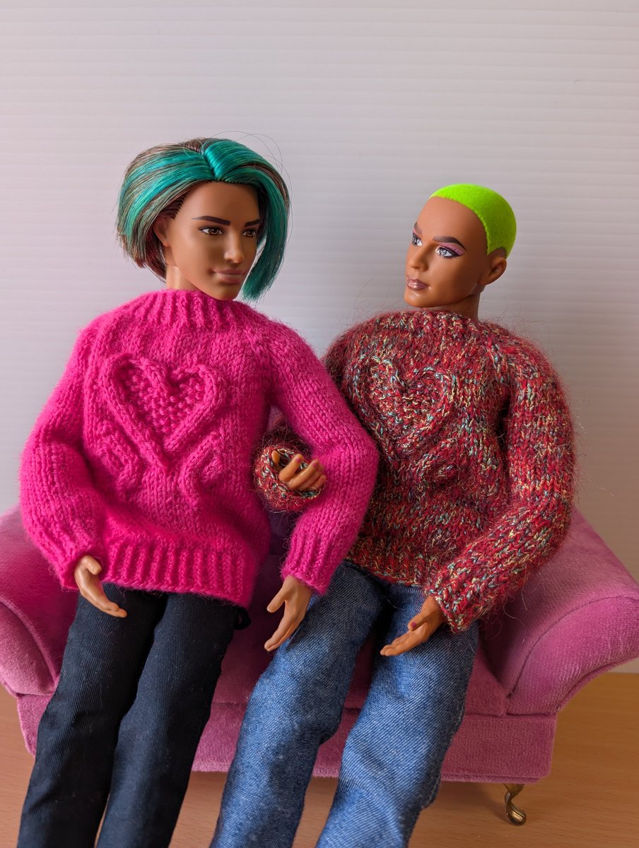 varonapudingu's tweet photo. ケンの二股疑惑ww

#ドールアウトフィット
#編み物🧶
#BarbieKEN
#オビツ３０
#Barbiecurvy https://t.co/7QZkUbXNY0
