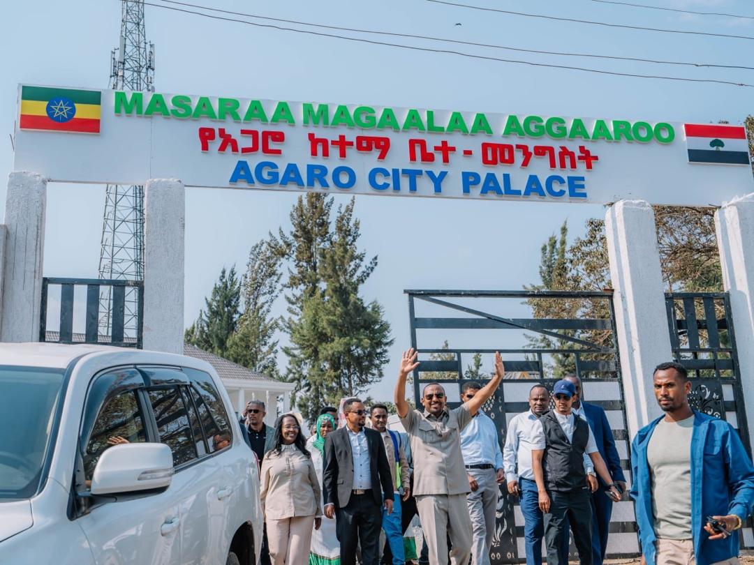AbiyAhmedAli's tweet photo. Review of development works in Agaro and Beshasha towns

በአጋሮ እና በሻሻ የልማት ስራዎች ጉብኝት https://t.co/vld3OsDfvR