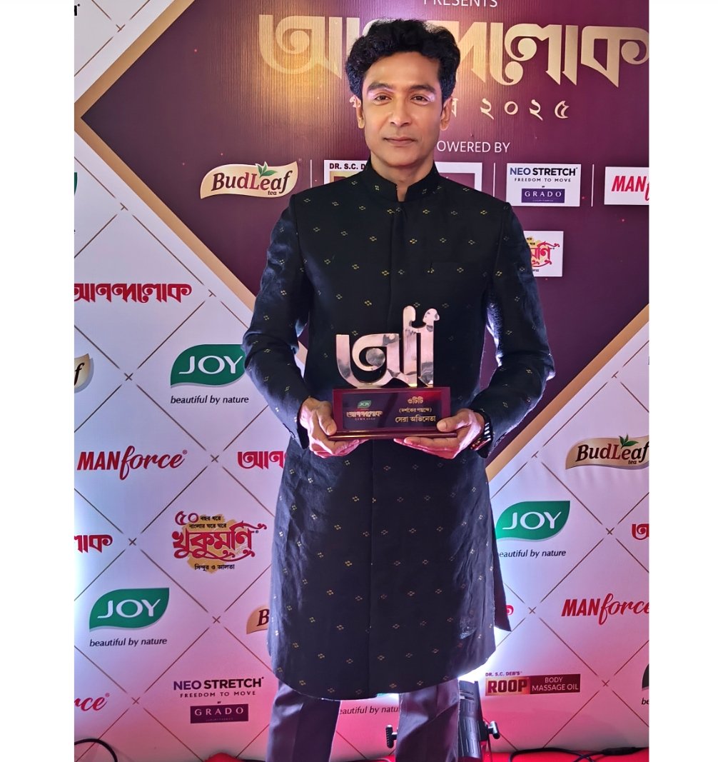 tota_rc's tweet photo. Receiving the @anandalok_ABP #BestActor #OTT for #JahaBoliboShotyoBolibo
Congratulations Anandalok for completing #50years
Thank you #ChandrashishRay
@shrikantmohta @iammony
@SoumyaMukerji_ team @hoichoitv
Spl thanks @mimichakraborty
Grateful to you audience & jury members ππΌ https://t.co/fqoUC3YNpF