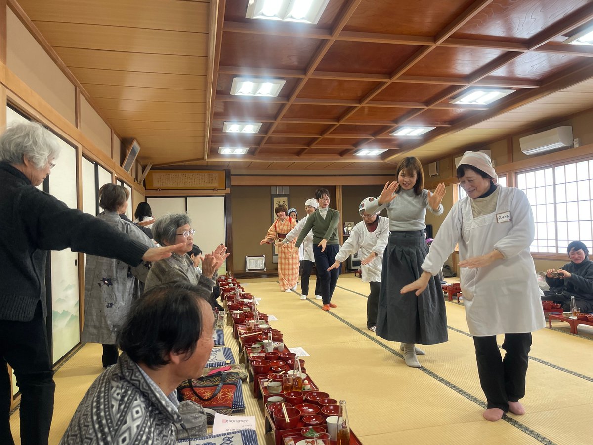 echigo_tsumari's tweet photo. /／
遂に開幕！「越後妻有の冬 2025」
\＼ 
開幕初日から沢山のお客様にご来場いただきました。朝から晩まで楽しめる、色とりどりのアートやコンテンツたちが、あなたを待っています！

https://t.co/R3hElFQcIP 

＃越後妻有の冬2025 ＃モネ船長と大雪原の航海 ＃三宅感 ＃無色の人 ＃奴奈川キャンパス ＃雪上グラウンド ＃手押しそり ＃雪見御膳