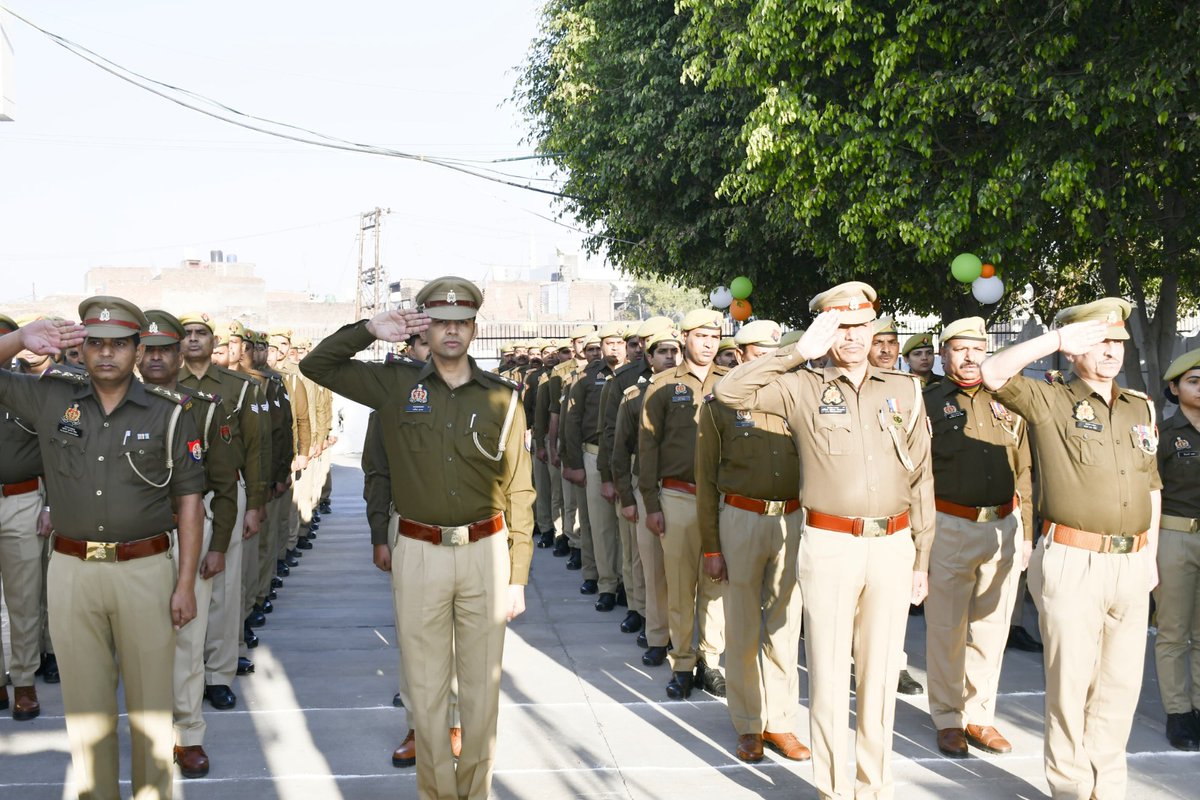 #DIGRangeAligarh द्वारा #76वें_गणतंत्र_दिवस के अवसर पर परिक्षेत्रीय कार्यालय, अलीगढ़ में ध्वजारोहण कर समस्त अधिकारी/कर्मचारीगण को राष्ट्र की एकता, अखण्डता एवं लोकतन्त्रात्मक गणराज्य बनाये रखने के लिए शपथ दिलायी गयी।
#RepublicDay
#HappyRepublicDay2025
#UPPolice