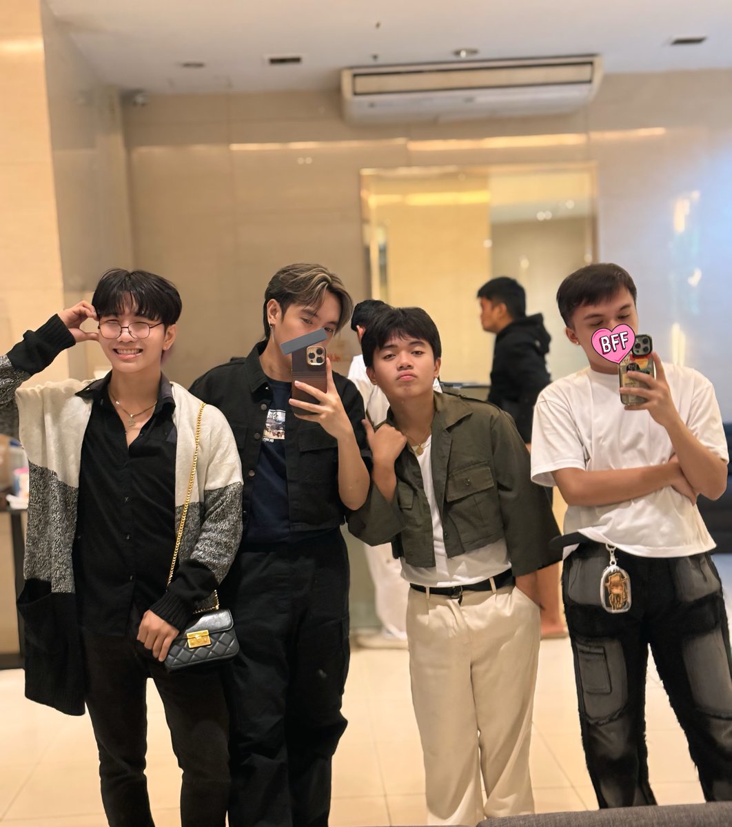 NineNaniNine's tweet photo. Late night gala. @Chingnit0 @_SkylerSkrixt @Pikachuuu0699 https://t.co/MCnGLa5mZg
