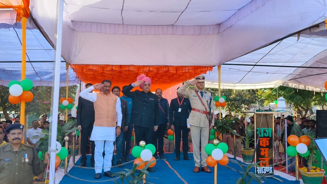 minmpkrishi's tweet image. 𝟕𝟔वां गणतंत्र दिवस के अवसर पर किसान कल्याण एवं कृषि विकास मंत्री श्री @Aidalsinghkbjp ने #दतिया जिले के स्थानीय पुलिस लाइन ग्राउण्ड में झंडा वंद‌न कर परेड की सलामी ली।

@DrMohanYadav51
@CMMadhyaPradesh
@JansamparkMP
#RepublicDay2025 
#datia 
#madhyapradesh 
#JansamparkMP