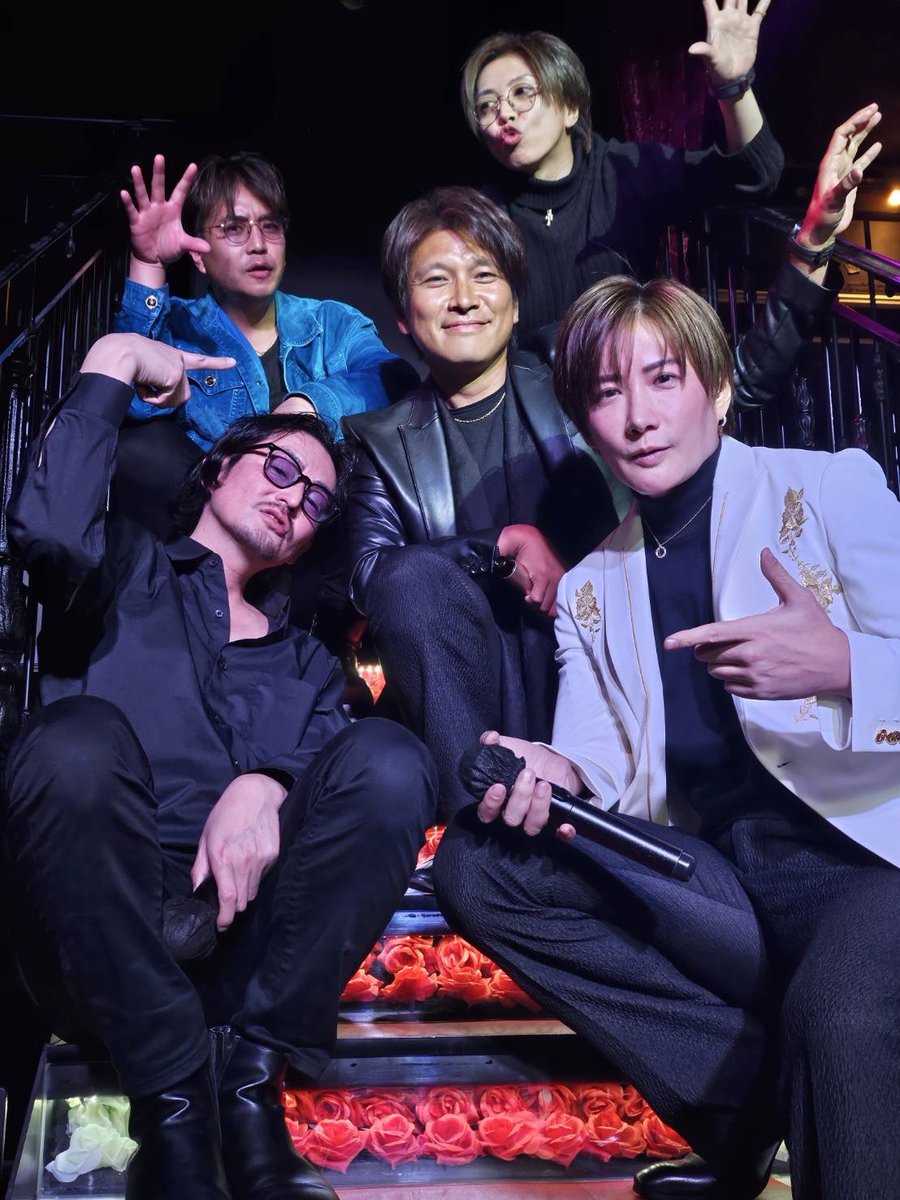 sinceyouclassic's tweet photo. 1月25日のラストソングは

✨S’MAP✨

👑和地トータルプロデュース👑

常にスタッフに背中で魅せる，確実に結果を残すその姿勢はやはりどこまでもプロフェッショナル🌟

それにしてもここで圧倒的力を出すとは…和地社長…マジおもろい🌟

最後はS’MAP5人で大熱唱🌟

まだまだ和地はやめへんで〜🧣 https://t.co/efSCIMsYiM