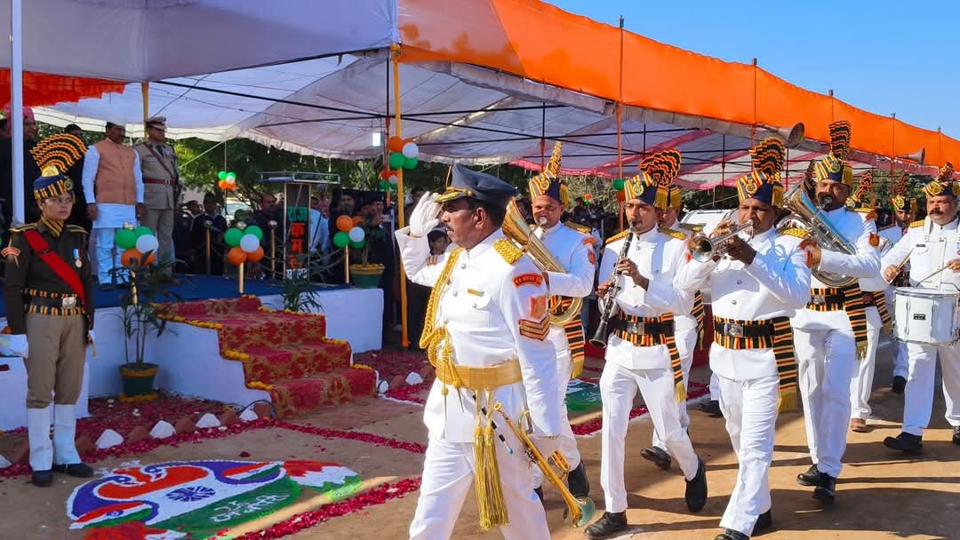 minmpkrishi's tweet image. 𝟕𝟔वां गणतंत्र दिवस के अवसर पर किसान कल्याण एवं कृषि विकास मंत्री श्री @Aidalsinghkbjp ने #दतिया जिले के स्थानीय पुलिस लाइन ग्राउण्ड में झंडा वंद‌न कर परेड की सलामी ली।

@DrMohanYadav51
@CMMadhyaPradesh
@JansamparkMP
#RepublicDay2025 
#datia 
#madhyapradesh 
#JansamparkMP