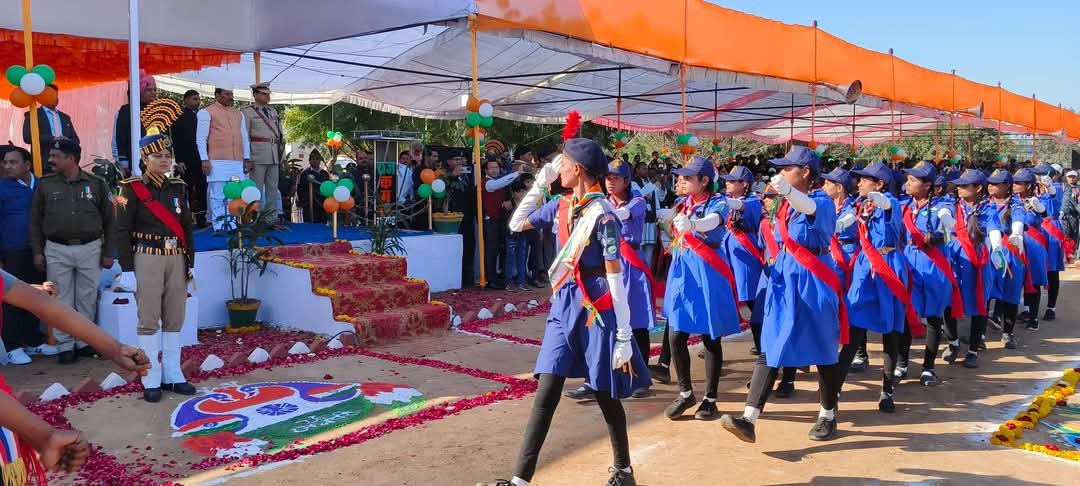 minmpkrishi's tweet image. 𝟕𝟔वां गणतंत्र दिवस के अवसर पर किसान कल्याण एवं कृषि विकास मंत्री श्री @Aidalsinghkbjp ने #दतिया जिले के स्थानीय पुलिस लाइन ग्राउण्ड में झंडा वंद‌न कर परेड की सलामी ली।

@DrMohanYadav51
@CMMadhyaPradesh
@JansamparkMP
#RepublicDay2025 
#datia 
#madhyapradesh 
#JansamparkMP