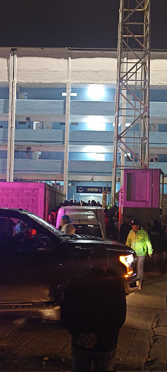 trunks_28's tweet photo. No es posible que por la salida de la gente al estadio en la puerta 5 por esa misma salían los vehículos y entraban los de la policía ocasionando un riesgo para los asistentes , teniendo un portón a un lado pero que no lo querían abrir #tampico #jaibabrava #chuchonader https://t.co/H1TVKHYq0l