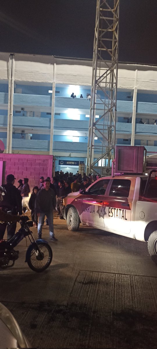 trunks_28's tweet photo. No es posible que por la salida de la gente al estadio en la puerta 5 por esa misma salían los vehículos y entraban los de la policía ocasionando un riesgo para los asistentes , teniendo un portón a un lado pero que no lo querían abrir #tampico #jaibabrava #chuchonader https://t.co/H1TVKHYq0l