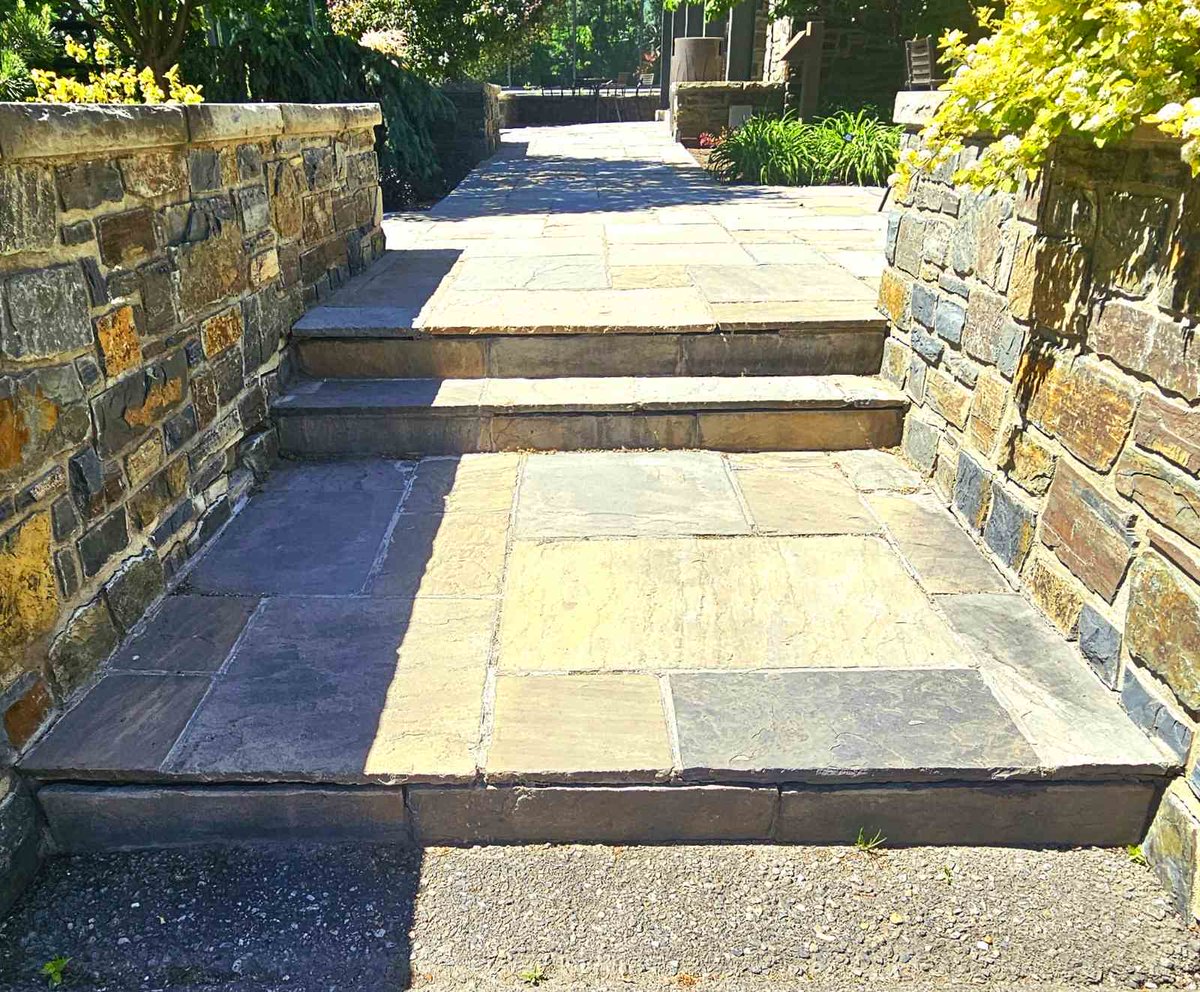 DreamYardTeam's tweet photo. Stone wall ideas. The timeless look of a natural stone wall paired with a stone walkway and steps. The texture, earthy tones, and the way it blends with the landscape provide a classy appeal. 
#Stonewallideas #landacapingideas #walkwayideas #stonesteps #dreamyard https://t.co/iO8yL0jVuw