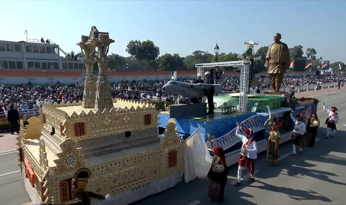 ThePerilousGirl's tweet photo. Tableau of Gujarat 🇮🇳

#RepublicDayIndia #RepublicDay2025 https://t.co/fTXmJkaqQE