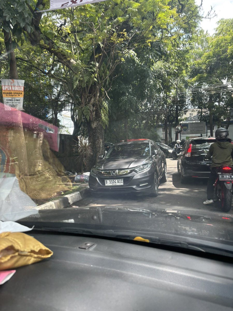 cemalrbm's tweet photo. Belokan Jalan Tirtayasa menuju Jalan Bahureksa macet parah sampai Jalan Maulana Yusuf, cuman karena mobil ini parkir persis dibelokannya. Tukang parkir setempat yang markirin mobil ini juga marah-marah ke pengendara yang klakson.

@infobdg https://t.co/ePN8eP9sxF