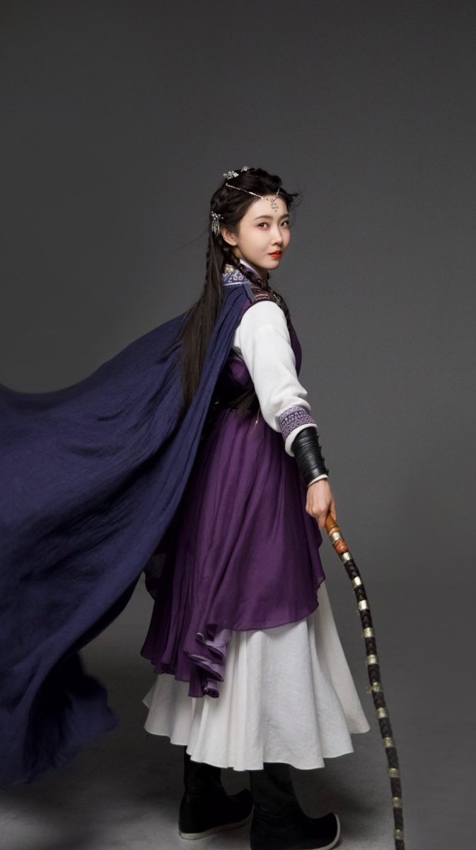 #XuanLu’s studio shares costume fitting pics for #InvincibleSwordsman

More - m.weibo.cn/status/5127068…