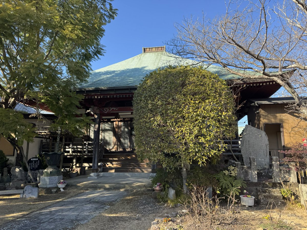 見付端城(静岡県磐田市)

磐田市立磐田北小学校の南側から大見寺が城跡。
江戸時代の絵図では寺の周りを土塁が囲っているが現在は小学校の南側と西側の墓地で確認できる。
堀は埋め立てられて現存しない。

 #三河衆の城郭巡り 