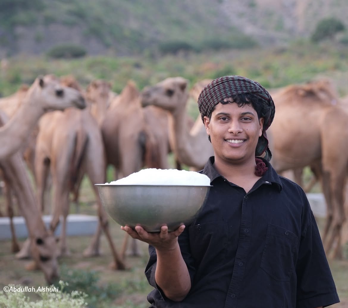 رشفة من تقاليد ظفار مع حليب الجمل مليء بالعناصر الغذائية وغني بالتاريخ. طعم أصيل من جبال ووديان ظفار.

#صباح_الخير 
#ظفار_الاعلامية 
#شتاء_عمان_غير