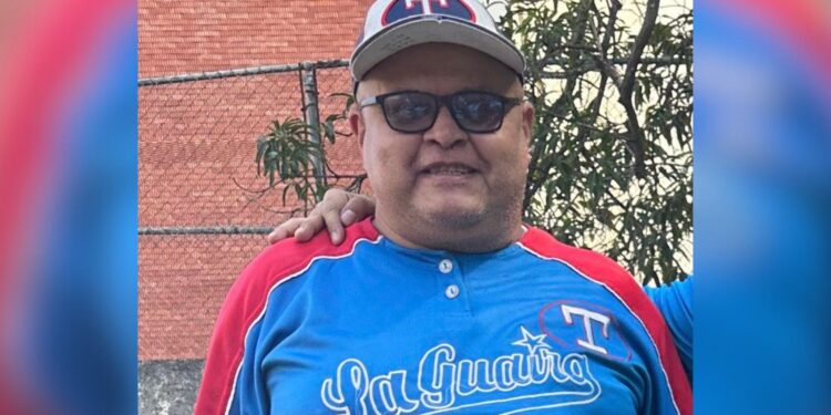 VenteDDHH's tweet photo. #Atención Juan Iriarte, dirigente de Vente Venezuela en Maiquetía, estado Vargas detenido arbitrariamente  en El Helicoide, presenta complicaciones de salud y requiere atención médica URGENTE.

Iriarte padece múltiples patologías; hipertensión, asma, es operado de corazón y tiene el esternón abierto.

Sus familiares temen por su condición de salud, la cual está cada vez más complicada. El régimen es responsable de lo que ocurra con su integridad física.

Exigimos atención médica urgente y su libertad inmediata.