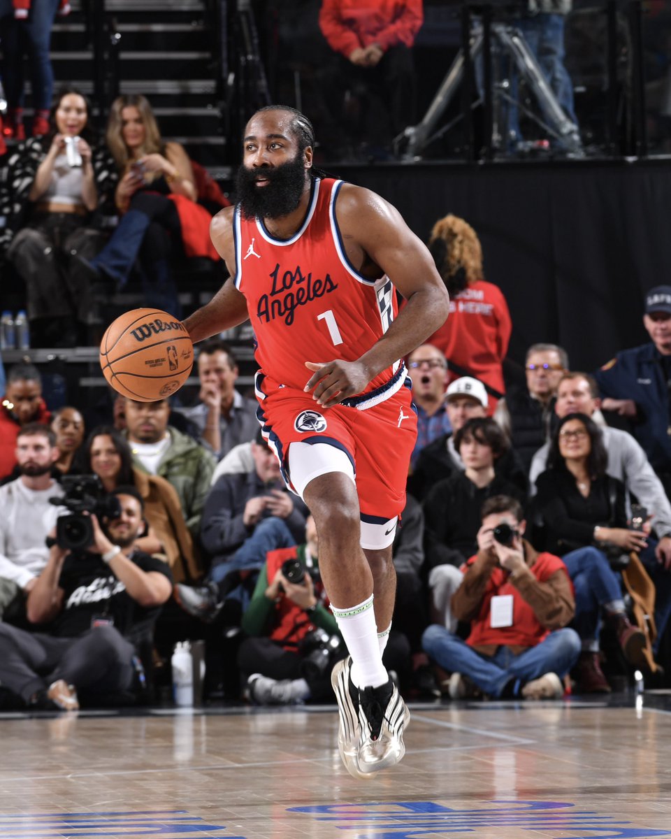 BleacherReport's tweet photo. James Harden put on a show against the Bucks 😤🔥

40 PTS, 5 REB, 9 AST 

The Beard’s 104th career 40-point game 🤯🪣 https://t.co/MTu2q1qMWM
