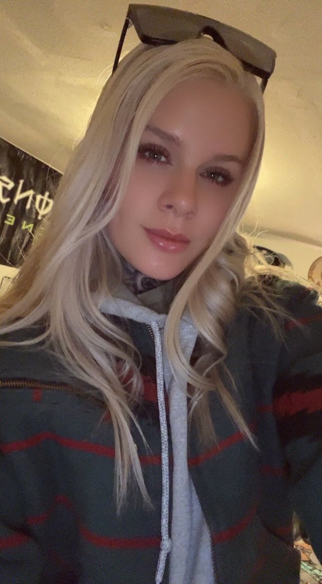 WranglerQueen's tweet image. RT if tattooed, blondes with dimples are your thing😉