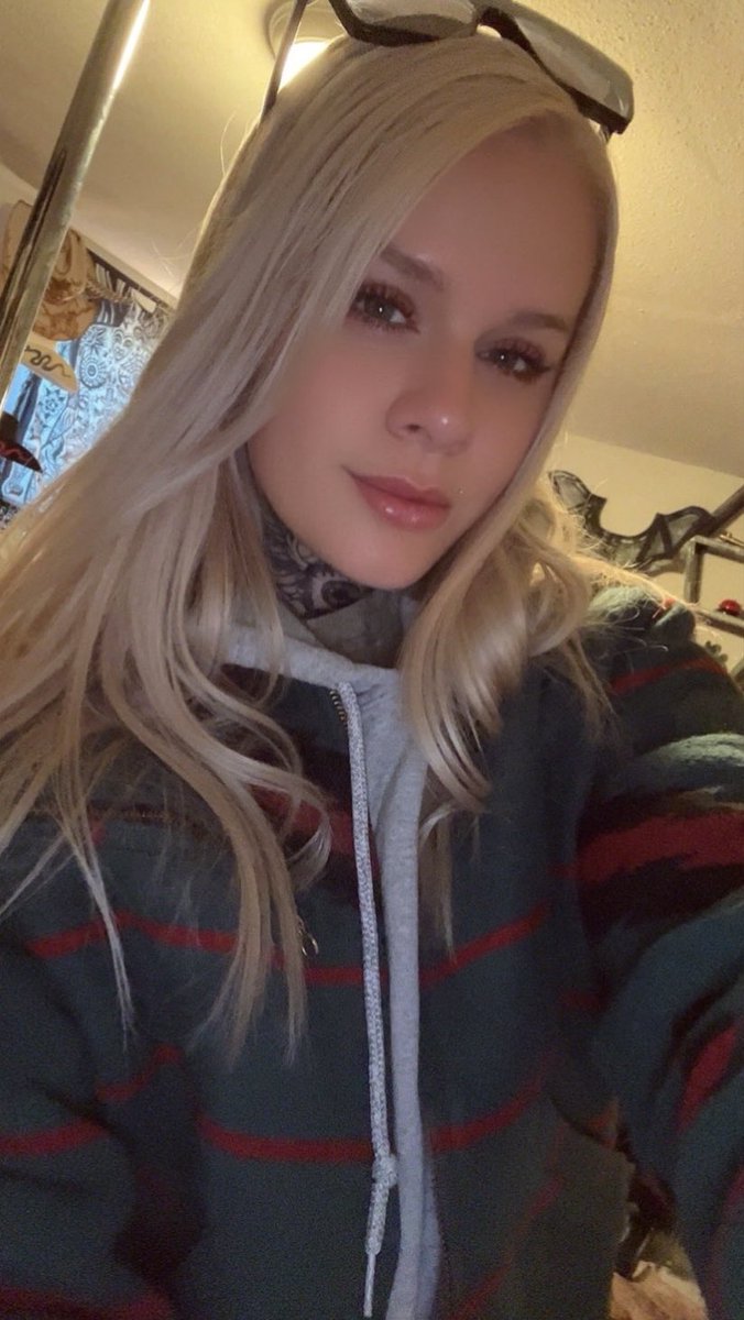 WranglerQueen's tweet image. RT if tattooed, blondes with dimples are your thing😉