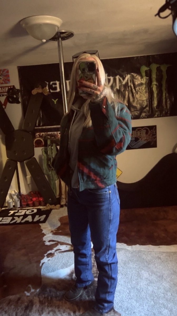 WranglerQueen's tweet image. RT if tattooed, blondes with dimples are your thing😉