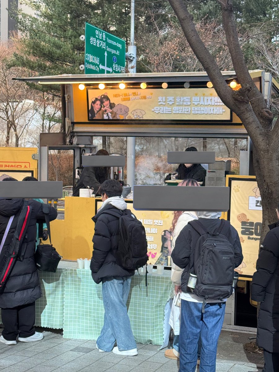 euldong_2's tweet photo. 겨울 새벽 사녹이라 걱정 많았는데
이번 활동은 민니랑 멤버들이랑 팬매님들 덕분에
덜 춥고 배부르고 재밌게 사녹 다닌듯
춥다고 방한용품으로 역조공 챙겨준것도 따뜻한 분식이랑 디저트, 음료 챙겨준것도 고맙구 인첵 시스템이랑 분위기도 다 바뀌어서 전보다 아주 수월하고 재밌었던 첫주 사녹🥹 https://t.co/WVG8hI6u3o