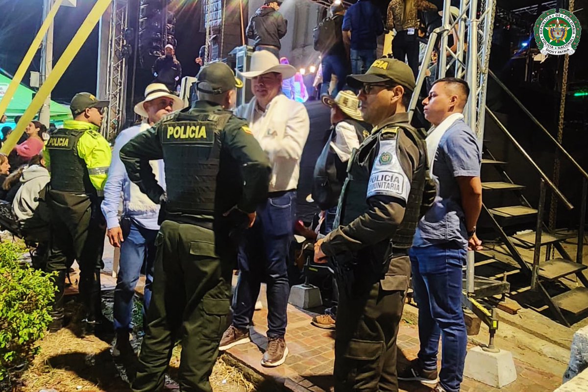 PoliciaStander's tweet photo. 🚔👮♂️ El comando de Policía #Santander está comprometido con la seguridad de todos en las ferias y fiestas de #Surata. ¡Disfruta con tranquilidad, nosotros cuidamos de ti! 🚓
#PatrimonioDeLosColombianos #DiosYPatria https://t.co/wUFly71ao9