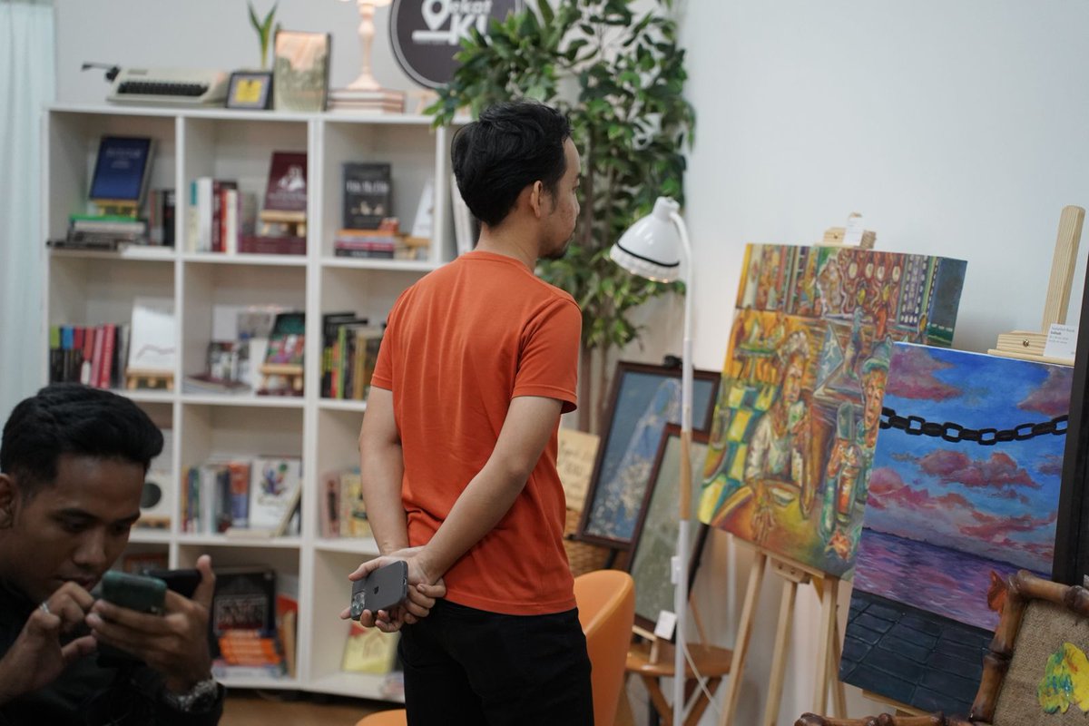 Gadis Buku® (@gadisbukumy) on Twitter photo Lukisan dan buku.
Puisi dan nyanyian.
Bersatu di ruangan Gadis Buku <a href="/DekatKL/">Dekat KL Creative Space</a> ,Taman Sri Rampai, Kuala Lumpur. Lukisan dan buku.
Puisi dan nyanyian.
Bersatu di ruangan Gadis Buku <a href="/DekatKL/">Dekat KL Creative Space</a> ,Taman Sri Rampai, Kuala Lumpur.