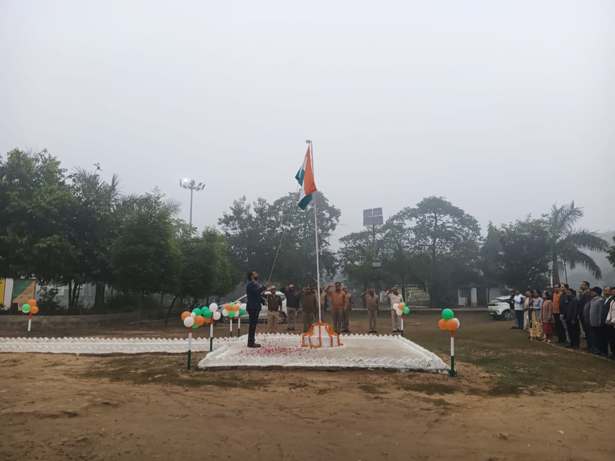 CDOShravasti's tweet photo. 76वें गणतंत्र दिवस की हार्दिक बधाई एवं शुभकामनाएं!
76वें गणतंत्र दिवस के अवसर पर विकास भवन, परिसर में राष्ट्रीय ध्वज फहराया।विकास भवन के सभी अधिकारियों,कर्मचारियों से आह्वान किया कि आइए,हम सभी संविधान द्वारा प्रदत्त कर्तव्यों के पालन हेतु संकल्पित हों।
!जय हिन्द!
#76RepublicDay https://t.co/fykgPgonUu