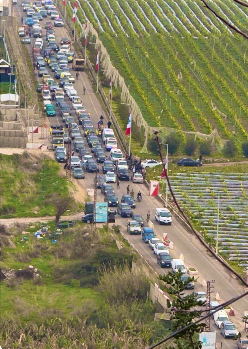 NTarnopolsky's tweet image. 💥Despite Netanyahu's announcement about the IDF not withdrawing from southern Lebanon, residents of Naqoura are trying to return home. There are Lebanese reports of 4 injured by IDF fire. (Is it possible Netanyahu told Israelis the IDF will stay but IRL is different?)