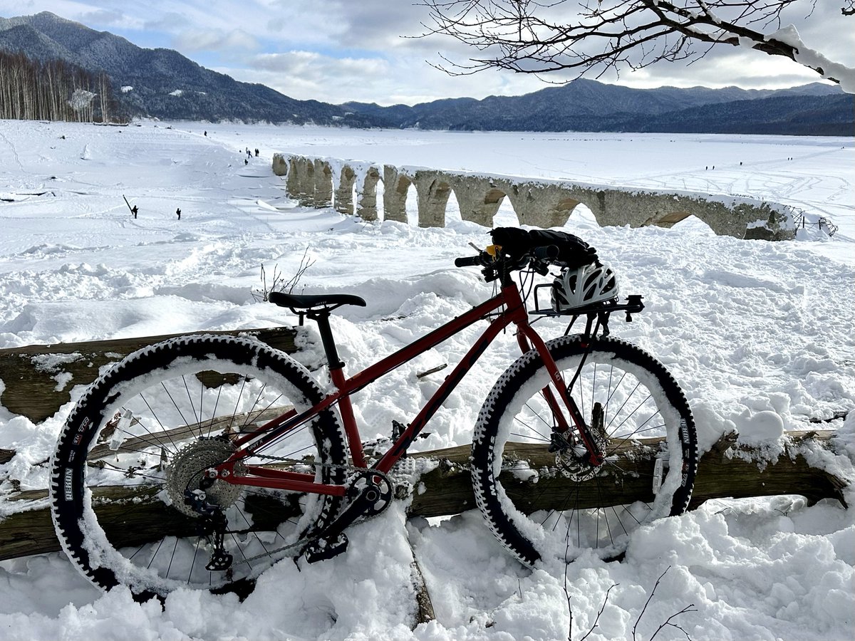 sotode_asobu's tweet photo. チャリできた!!
タウシュベツ川橋梁!!
自転車買ったらやりたかったことの一つ達成!!
徒歩、SUP、パックラフト、自転車(冬)でタウシュベツ行ってるマンになりました💪😎💪
いつもの場所、今回崩落して薄くなった箇所、キノコ氷と一緒に撮れて満足🤤
#kona #unitX #MTB #タウシュベツ川橋梁 https://t.co/Ne3QWlLazp