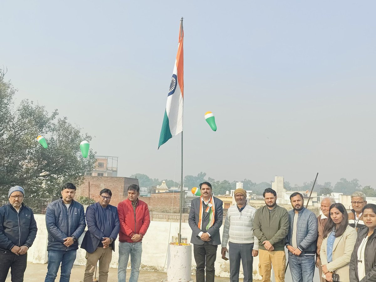 fcidoayodhya's tweet photo. आज 76वें गणतंत्र दिवस के अवसर पर भा.खा.नि.,मं.का., अयोध्या में मंडल प्रबंधक महोदय श्री महेंद्र सिंह जी के कर-कमलों द्वारा सभी अधिकारियों/कर्मचारियों की उपस्थिति में ध्वजारोहण 🇮🇳 किया गया और संदेश सह शुभकामनाएं दी गयीं । #RepublicDay2025 https://t.co/WWk2Pre6ae