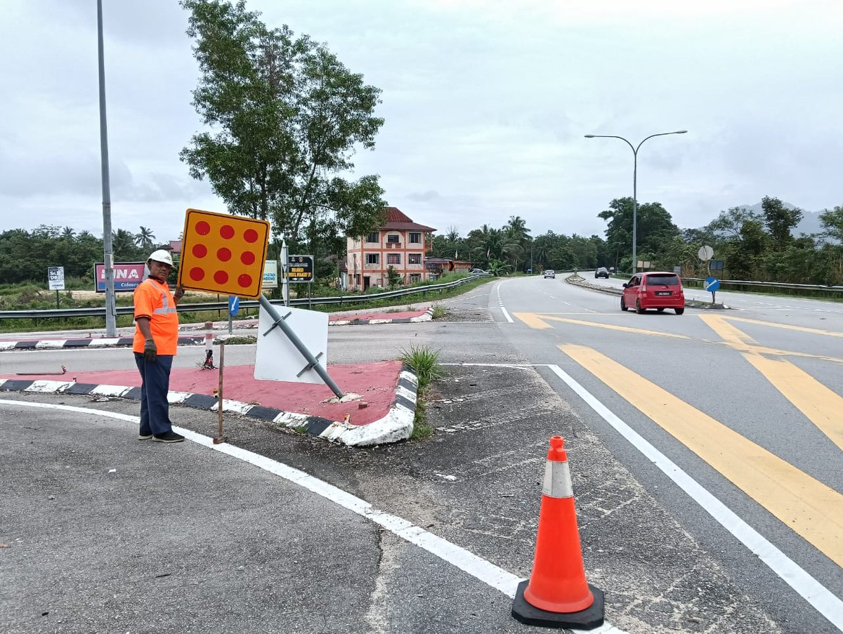 26 Jan | Kerja-kerja am memperbetulkan signboard/double chevron senget di FT008 seksyen 364.2 daerah Machang
@JKRmachang
<a href="/BhgJalan_Kelate/">Bhg Jalan JKR Kelantan</a> 
<a href="/Roadcare_HQ/">ROADCARE (M) SDN BHD</a>
<a href="/Roadcare_Kelntn/">ROADCARE WILAYAH KELANTAN</a> 
<a href="/ZTTCSFJ/">ZTT CSFJ</a>