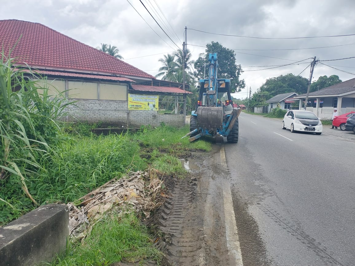 26 Jan | Memantau/membersih vegetation di bahu jalan FT131 (Padang Polo) bagi memastikan kawasan edge line kelihatan lebih jelas
@JKRkotabharu
<a href="/BhgJalan_Kelate/">Bhg Jalan JKR Kelantan</a> 
<a href="/Roadcare_HQ/">ROADCARE (M) SDN BHD</a> 
<a href="/Roadcare_Kelntn/">ROADCARE WILAYAH KELANTAN</a>