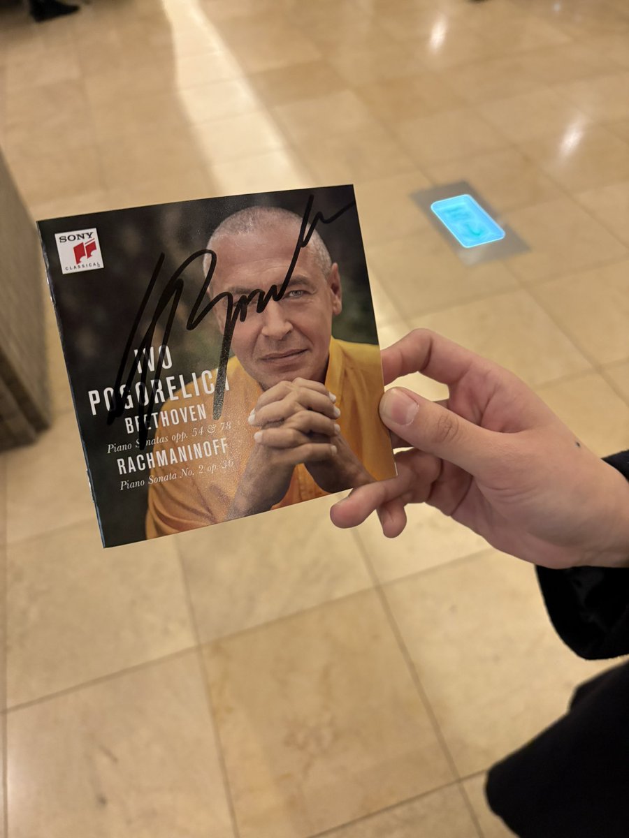 今日はご褒美で
ポゴレリチのリサイタルへ

おいおい上手すぎるだろ〜という涙が出ました

考えられた意図の見える音のバランスに、想像を超えてくる驚きのある響き、新しい旋律の入り方の意外性、今ここに対応した演奏 などなど 良すぎました

サインもらったらすごい顔面に書かれた