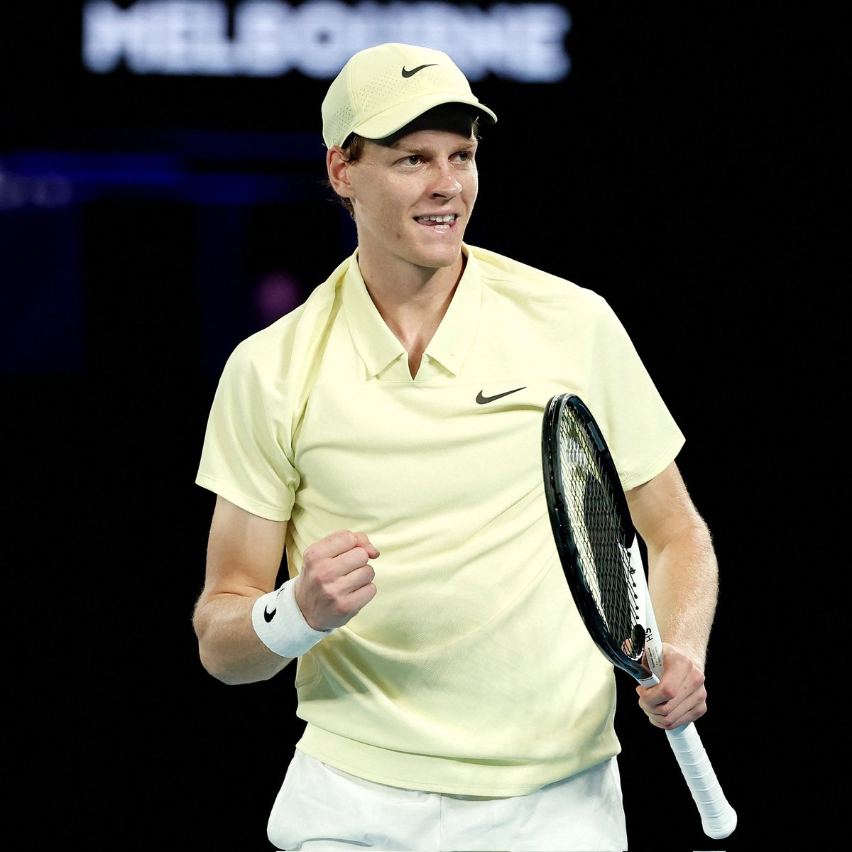 ¡Saluden al bicampeón del #AustralianOpen! 🏆🇦🇺

🔸️Jannik Sinner (1) 🇮🇹 superó en la final del primer Grand Slam de la temporada a Alexander Zverev (2) 🇩🇪 por 6-3, 7-6 (4) y 6-3.
