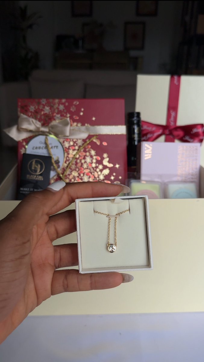 The_amakaaa's tweet image. Shop the Tender Box!

Contains
- Zara discovery perfume set
- Swarovski necklace
- Black girl sunscreen
- Cosmolive scented candle
- 3in1 wax melt set
- Gourmet belgian chocolate box
- Mini bottle of wine
- Customisable love card

Price N425,000

Place your orders now! 💕