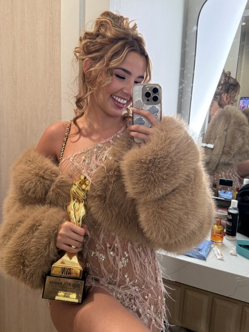 1 pic. YAYY! thanks @avnawards ❤️ @dorcel  ? https://t.co/2zEAU3blDb
