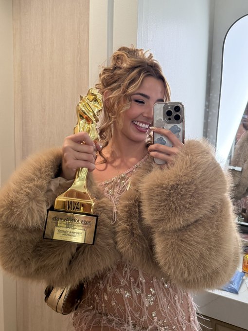 2 pic. YAYY! thanks @avnawards ❤️ @dorcel  ? https://t.co/2zEAU3blDb