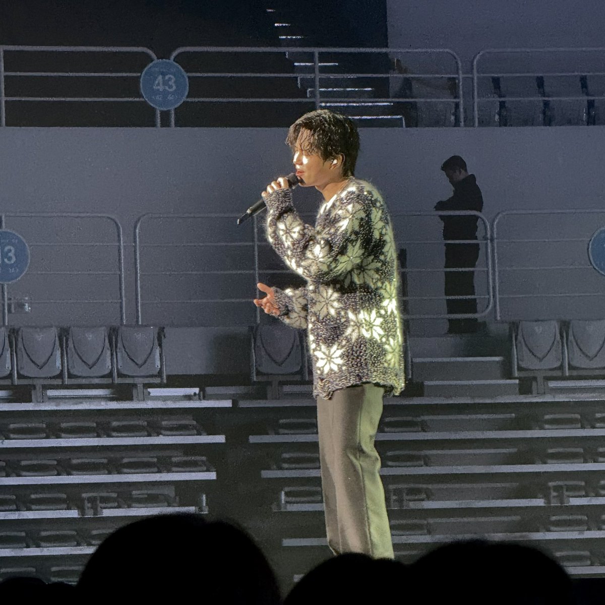 ffroia's tweet photo. 오늘 앵콜콘은 서로의 행복을 
다짐하게 되는 하루였던 것 같아, 준면아
이제 우는 일보다 웃는 일이 더 가득하기를 !
앞으로도 지금처럼 쭉 사랑하자 🤍
2025년도 잘 부탁해 우리 토끼 왕자님🐰

#SUHO #수호 #김준면 #수옴므_SUHOMME https://t.co/YgZzfre5uk