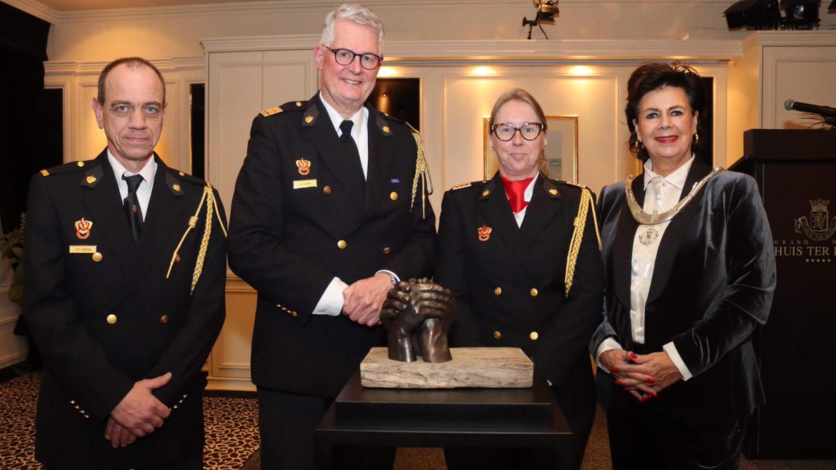 Huis ter Duin eert brandweermannen die 35 jaar geleden omkwamen bij grote brand - ’We waren vrienden, we werden familie die dag’ leidschdagblad.nl/regio/duin-en-…