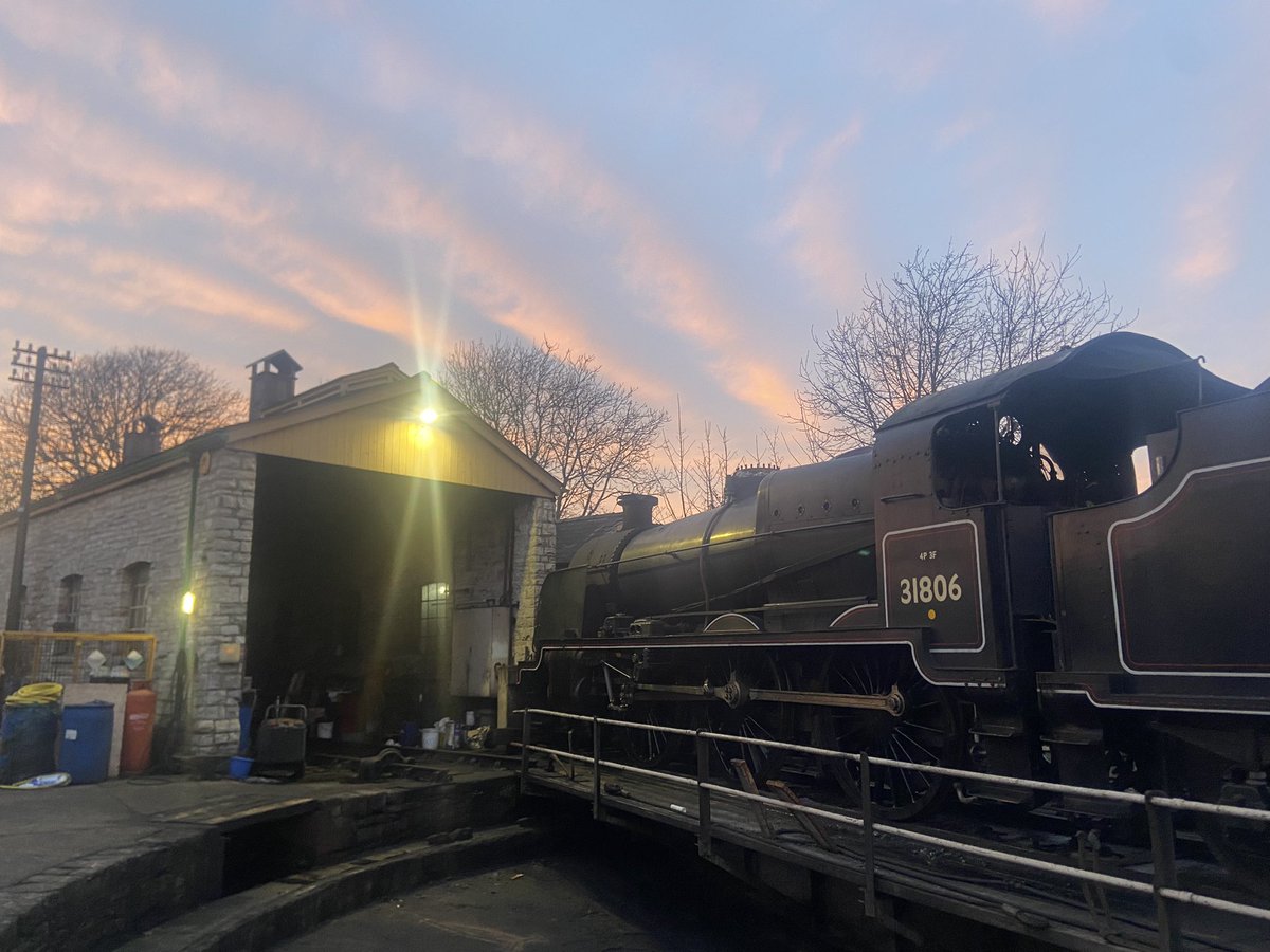 ClassRail's tweet image. Night shunting using bardic lamps and train protection course complete!

Happy to say have passed these courses above! Another achievement is the fact I can drop a buckeye but no progression yet on lifting them. As fireman says “practise makes perfect!”