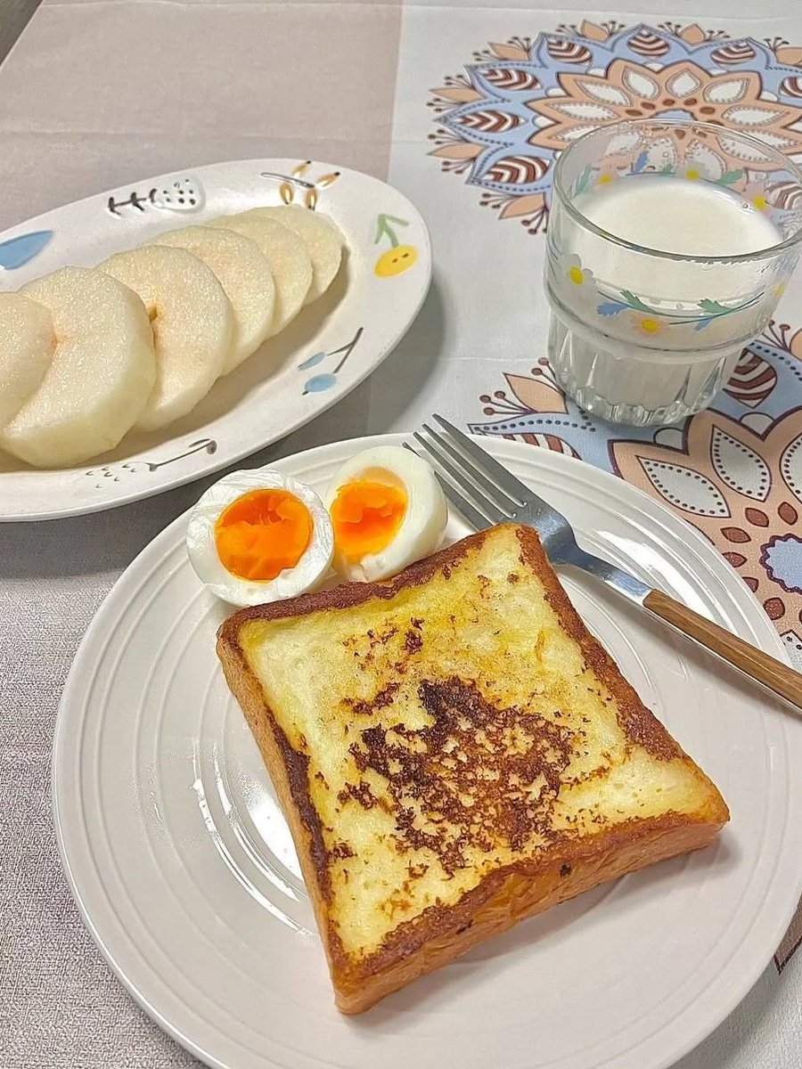 Deb_Asy's tweet photo. Simple and nutritious breakfast, perfect start to a new day! 🍞🥚🍐 https://t.co/whSejwySfM